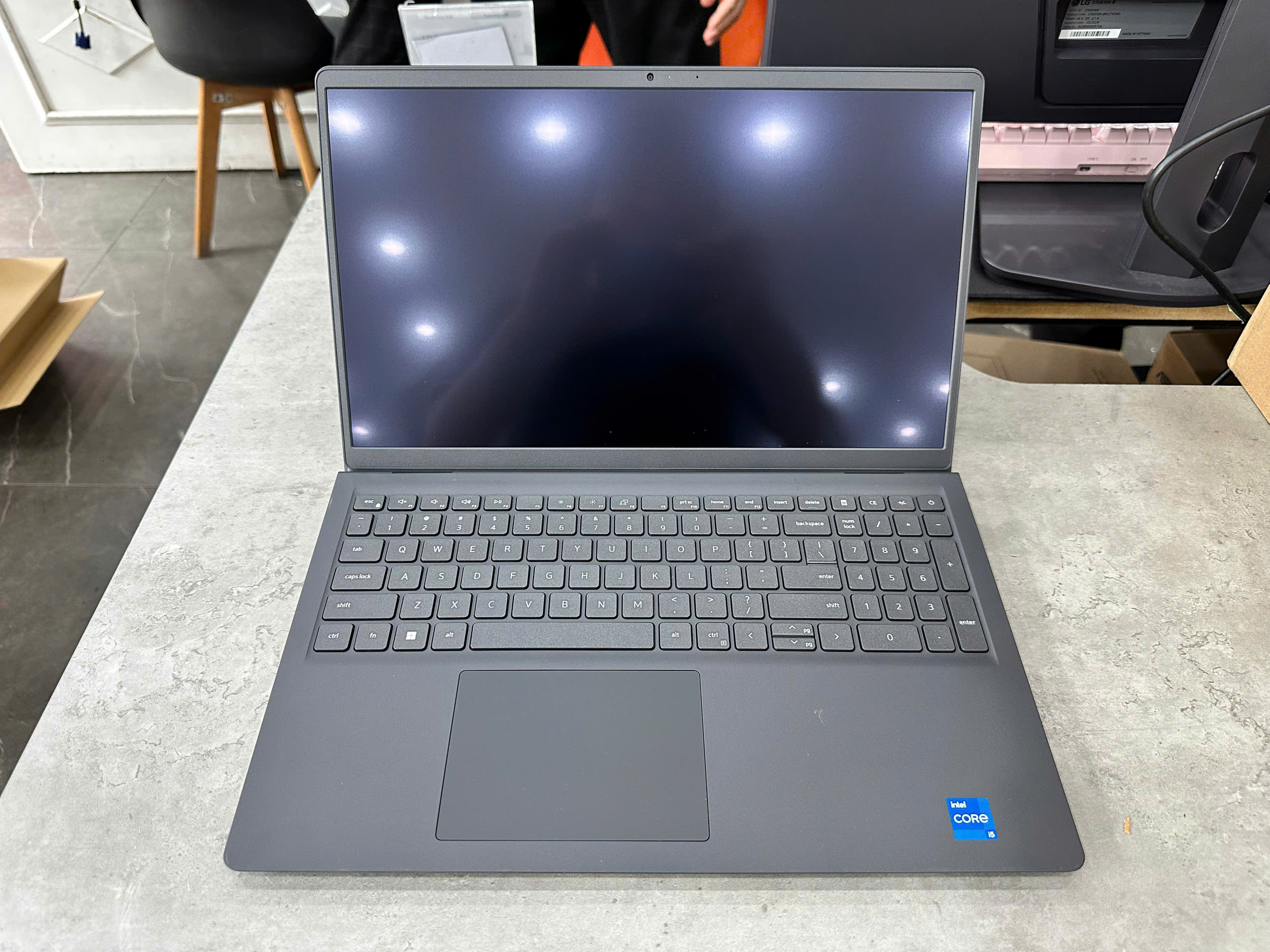 Máy tính xách tay Dell 15 DC15250  Core i5-1334U/ SSD 512GB/ 8GB DDR4/ 15.6